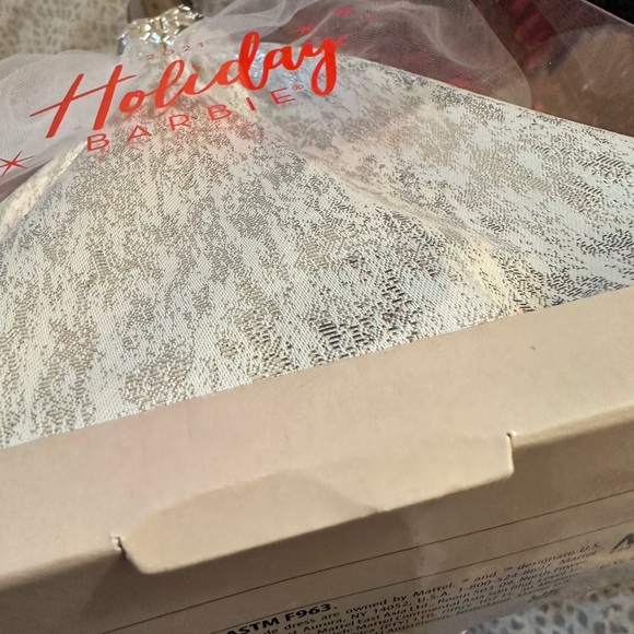 Holiday Barbie AA nib 2021 - Picture 4 of 8